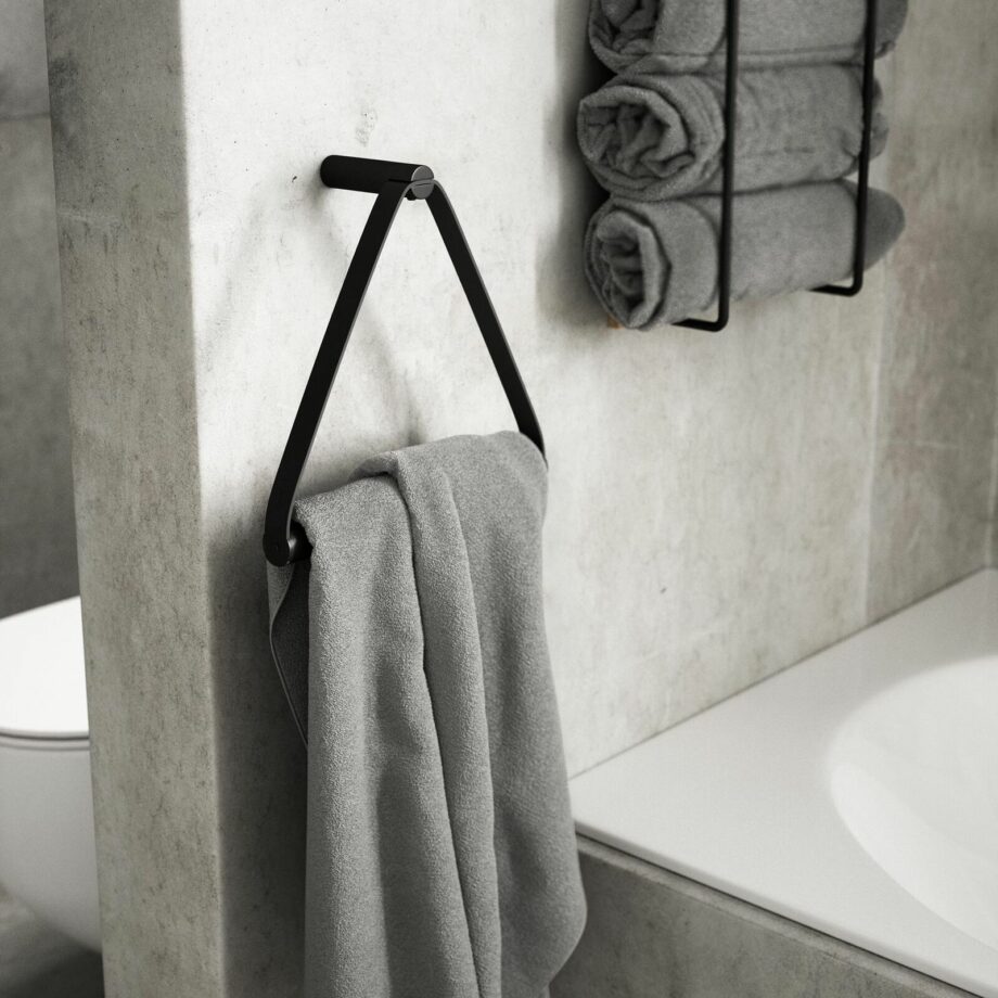 Ekta living handdoek hanger zwart leer bywirth sfeer badkamer