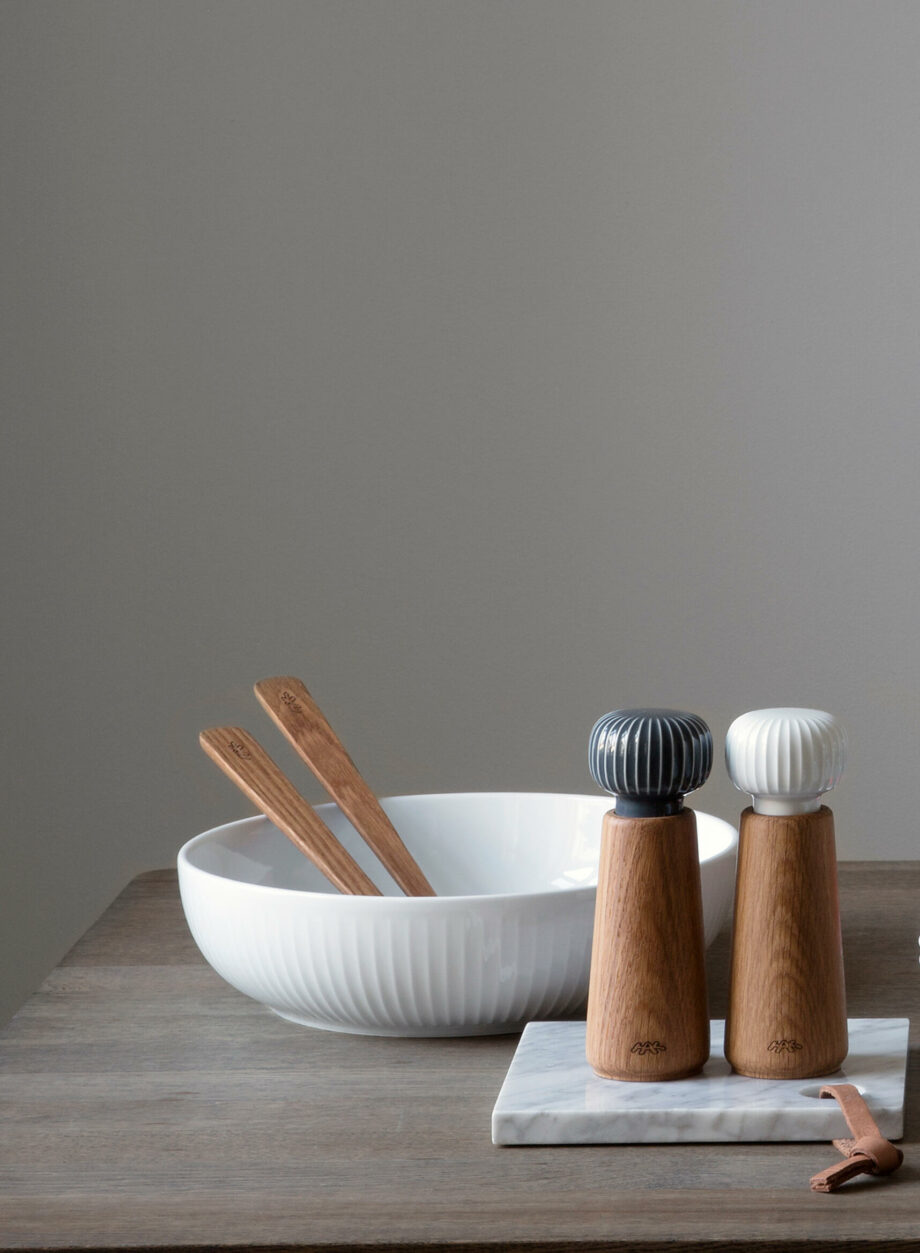 Hammershøi saladeschaal wit keramiek, houden saladebestek en hammershøi kruidenmolen peper en zoutmolen van hout en keramiek Kähler Design