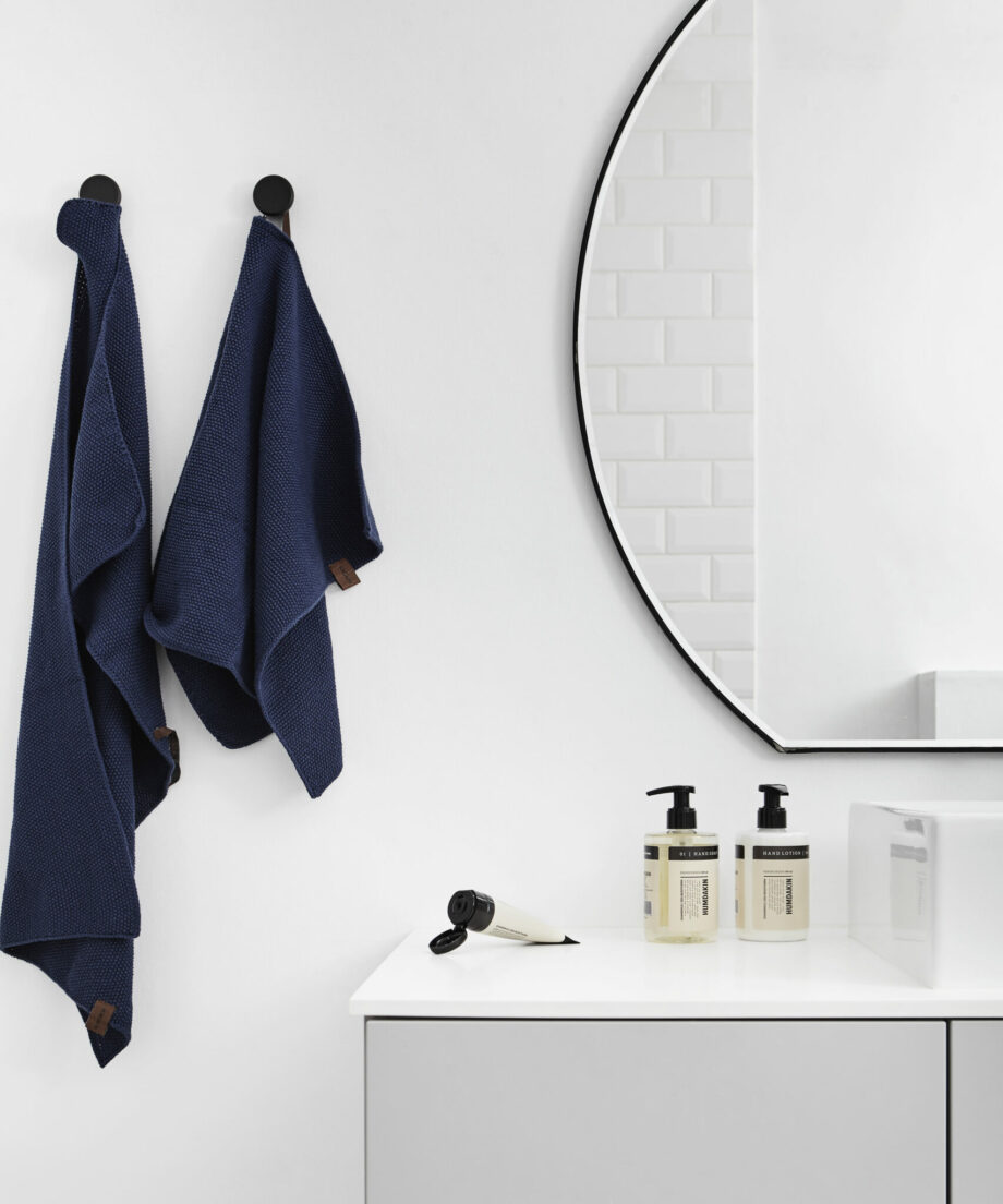 Humdakin handlotion en handzeep handdoek seablue in de badkamer