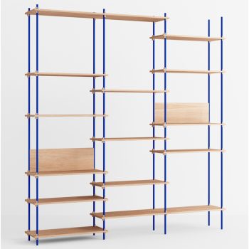 Moderne speelse modulaire Shelving System wandkast van Moebe met eikenhouten planken en blauwe slanke pootjes.