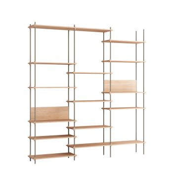 Moebe Shelving system wandkast met eikenhouten planken en slanke warm grey metalen staanders poten, flexibel en modulair ontwerp geschikt voor moderne minimalistisch interieurs.