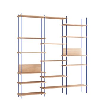 Moebe Shelving systeem wandkast met eikenhouten planken en slanke blauwe metalen staanders poten, flexibel en modulair ontwerp geschikt voor moderne minimalistisch interieurs.