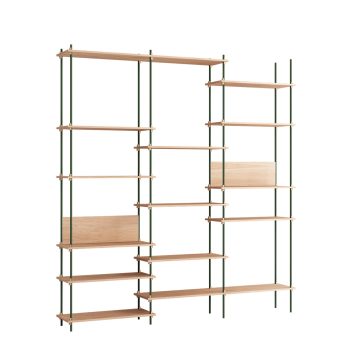Moebe Shelving system wandkast met eikenhouten planken en slanke groene metalen staanders poten, flexibel en modulair ontwerp geschikt voor moderne minimalistisch interieurs.