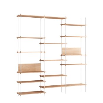 Moebe Shelving system wandkast met eikenhouten planken en slanke witte metalen staanders poten, flexibel en modulair ontwerp geschikt voor moderne minimalistisch interieurs.