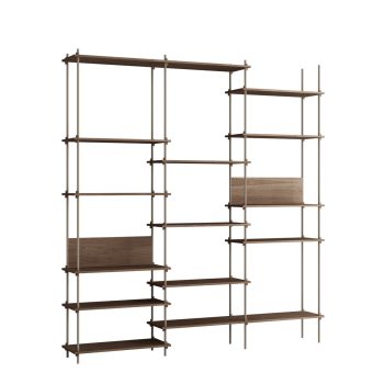 Moebe Shelving system wandkast met donkerbruine gerookt eikenhouten planken en slanke warm grey metalen staanders poten, flexibel en modulair ontwerp geschikt voor moderne minimalistisch interieurs.