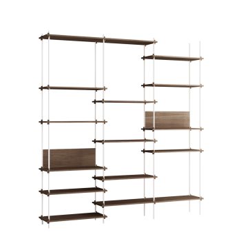 Moebe Shelving system wandkast met donkerbruine gerookt eikenhouten planken en slanke witte metalen staanders poten, flexibel en modulair ontwerp geschikt voor moderne minimalistisch interieurs.