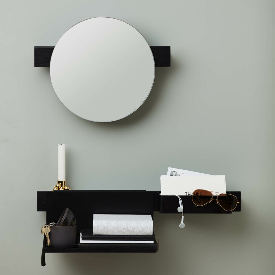 Flex spiegel, shelf plank, box breed op het zwarte flex opbergsysteem in de gang Gejst Design byJensen