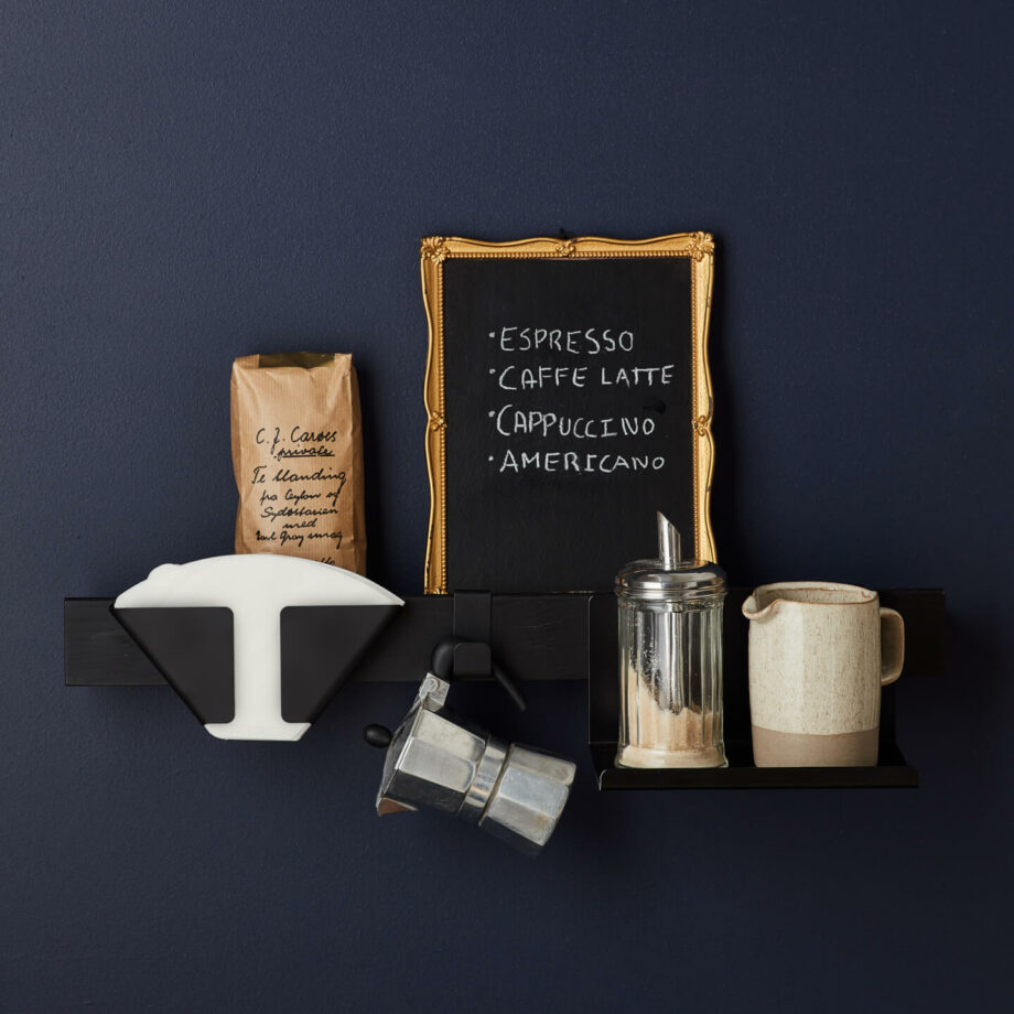 Magnetische Flex rail, koffiefilter, haken keuken blauwe muur lifestyle