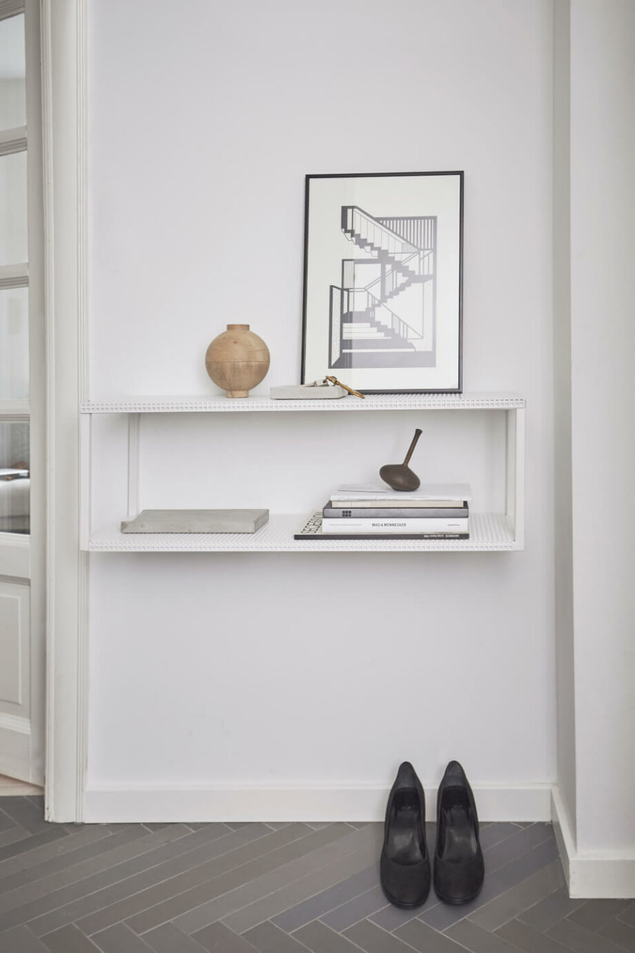 Gril Wall Shelf stalen wandkast minimalistische wit staal van Kristina Dam Studio byJensen