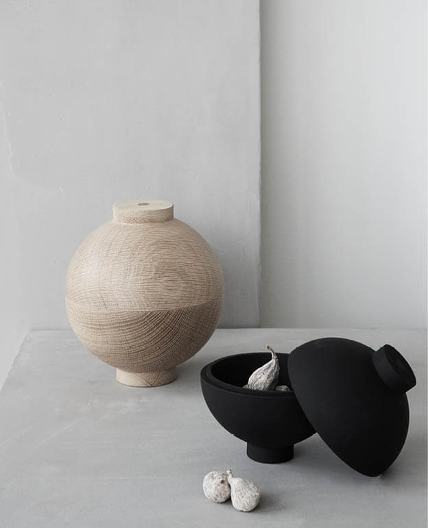Wooden sphere ronde opbergdoos van zwart geschilderd harthout en massief eikenhout van Kristina Dam studio