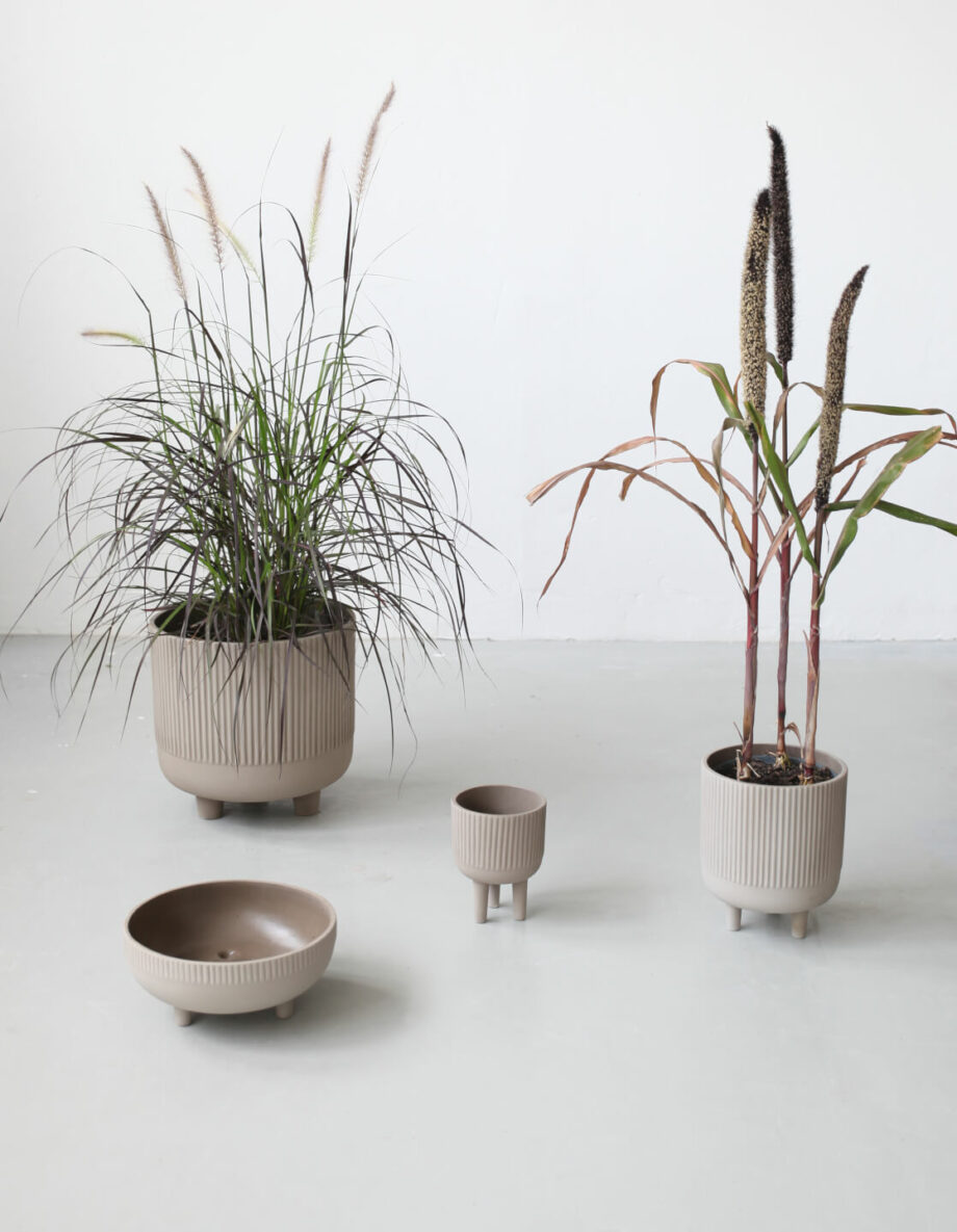 Bowl small medium large XL bloempot op drie pootjes kristina Dam studio byJensen