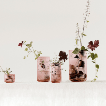 Roze Lyngby vazen met bloemen glas burgundy sfeer