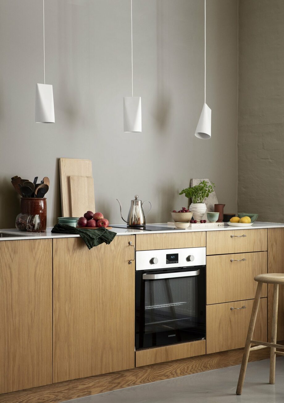 Moebe hanglampen wit keramiek in de keuken