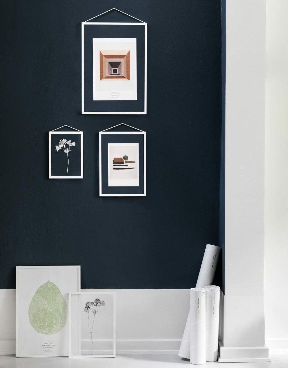 Moebe frames wit transparante lijst op blauwe muur