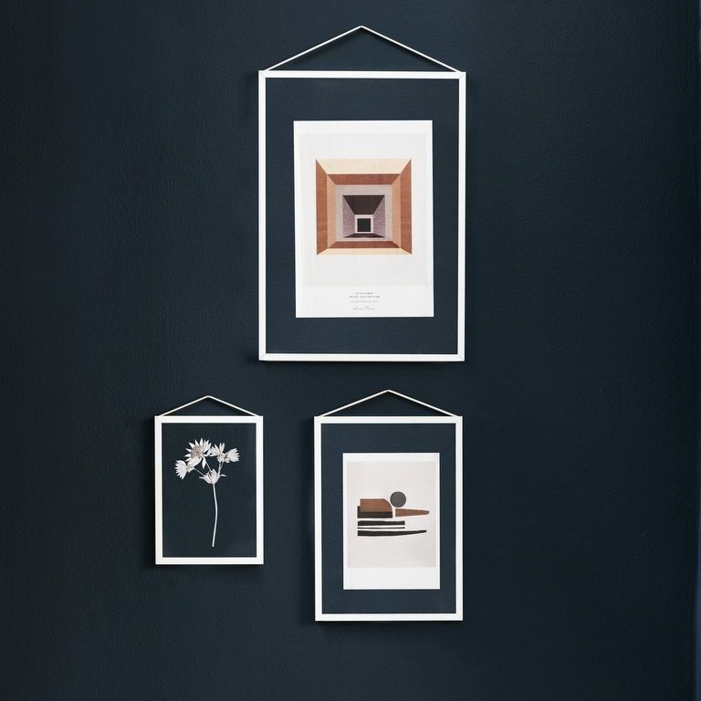 Moebe frames wit transparante lijst op blauwe muur