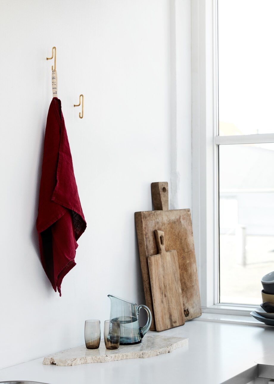 Moebe messing wandhaak wall hook voor theedoek in de keuken