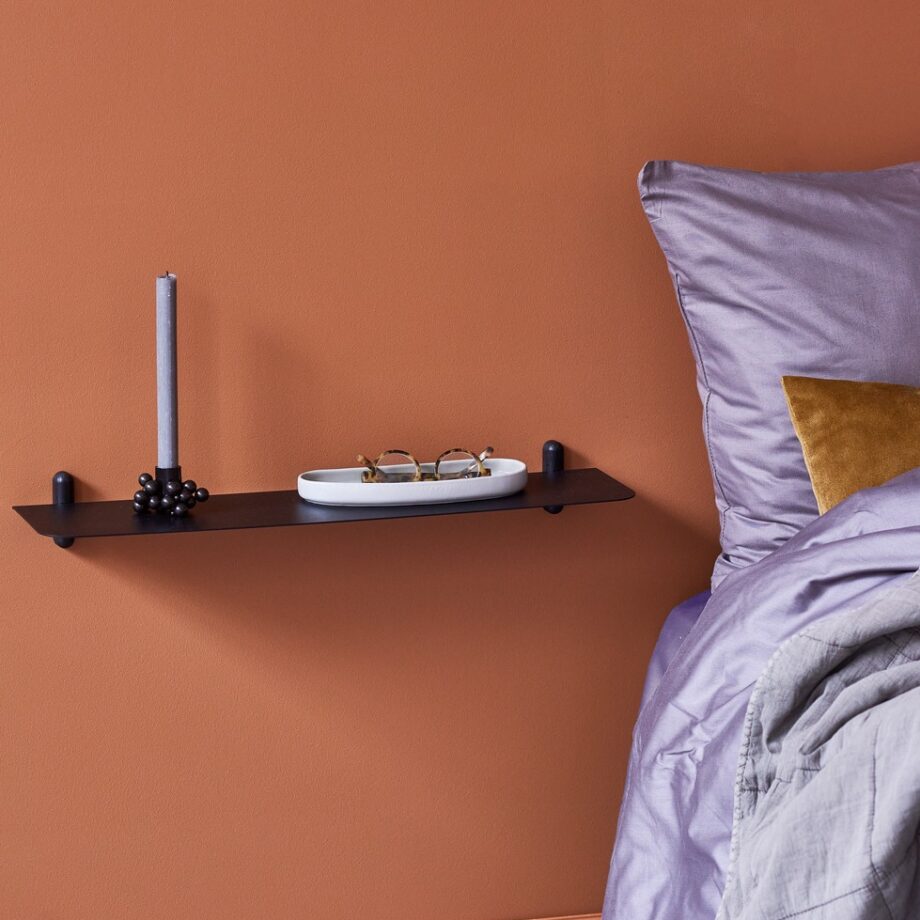 Nivo G wandplank van Gejst Zwart naast bed in slaapkamer