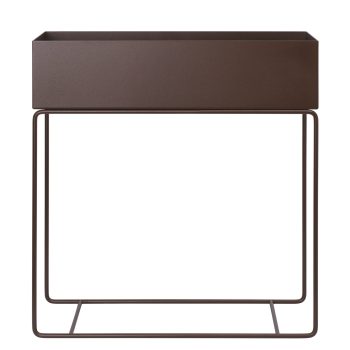 Moderne Ferm Living Plant Box in de kleur Dark Chocolate. Een veelzijdige plantenbak op pootjes, perfect voor kamerplanten, opbergen of als bijzettafel. Scandinavisch design van gepoedercoat metaal, geschikt voor binnen en buiten