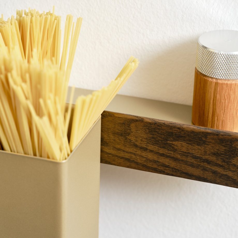 Close up Flex rail en flex box in messing kleur met spagnetti