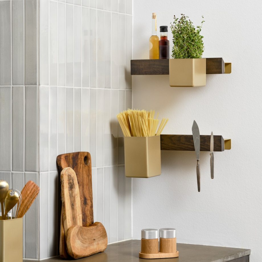 Gejst Flex rail magnetische keukenplank in gerookt eikenhout en messing kleur met bakjes met spagnetti en verse kruiden