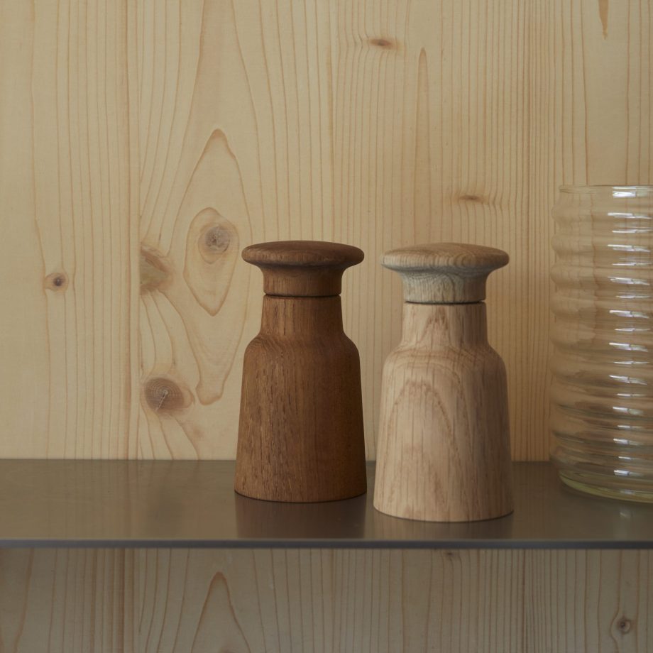 twee minimalistische houten kruidenmolens in eikenhout en teakhout van Fritz Hansen Skagerak