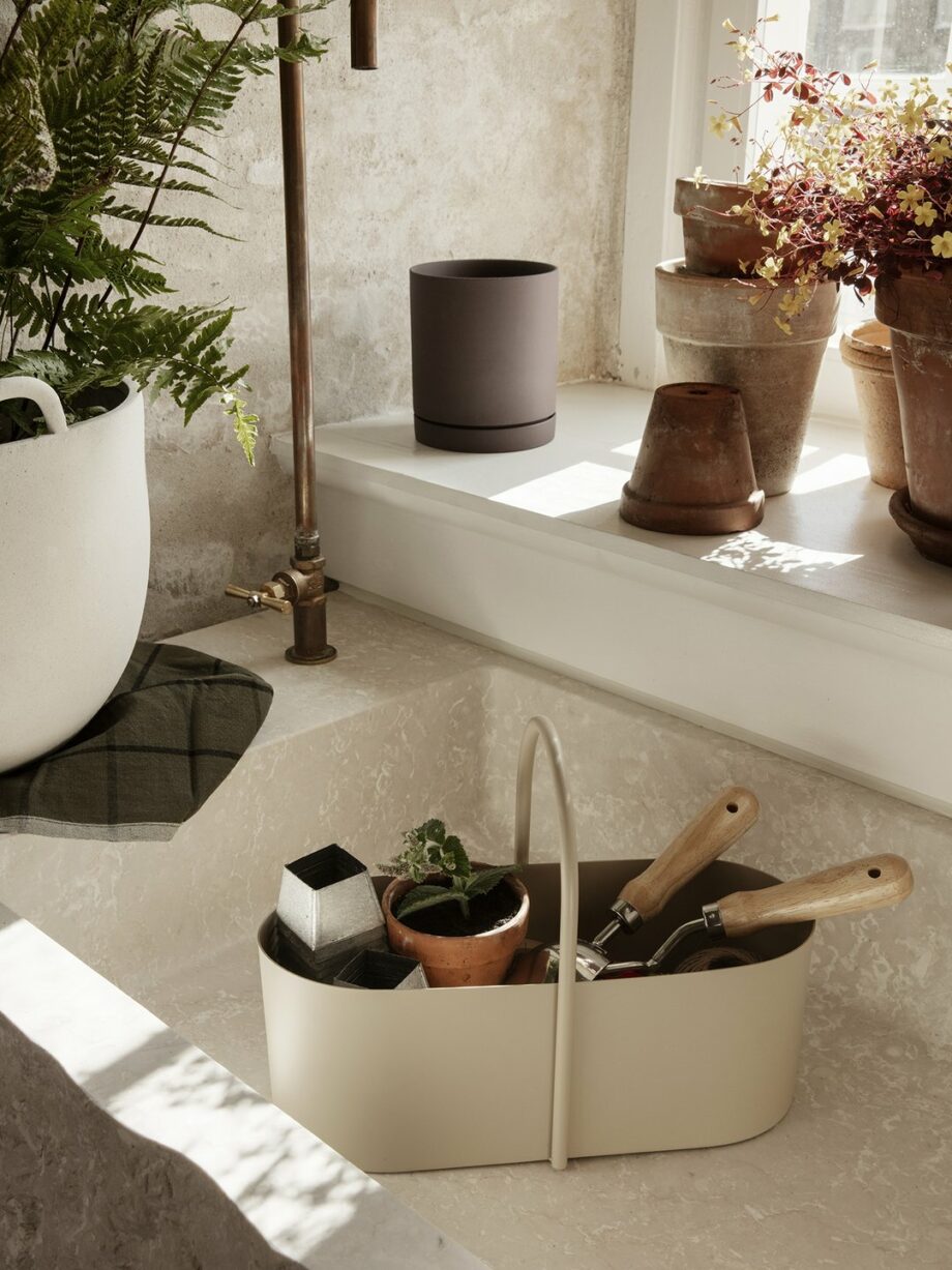 Grib toolbox cashmere metalen opberger met hendel voor tuingerei ferm living