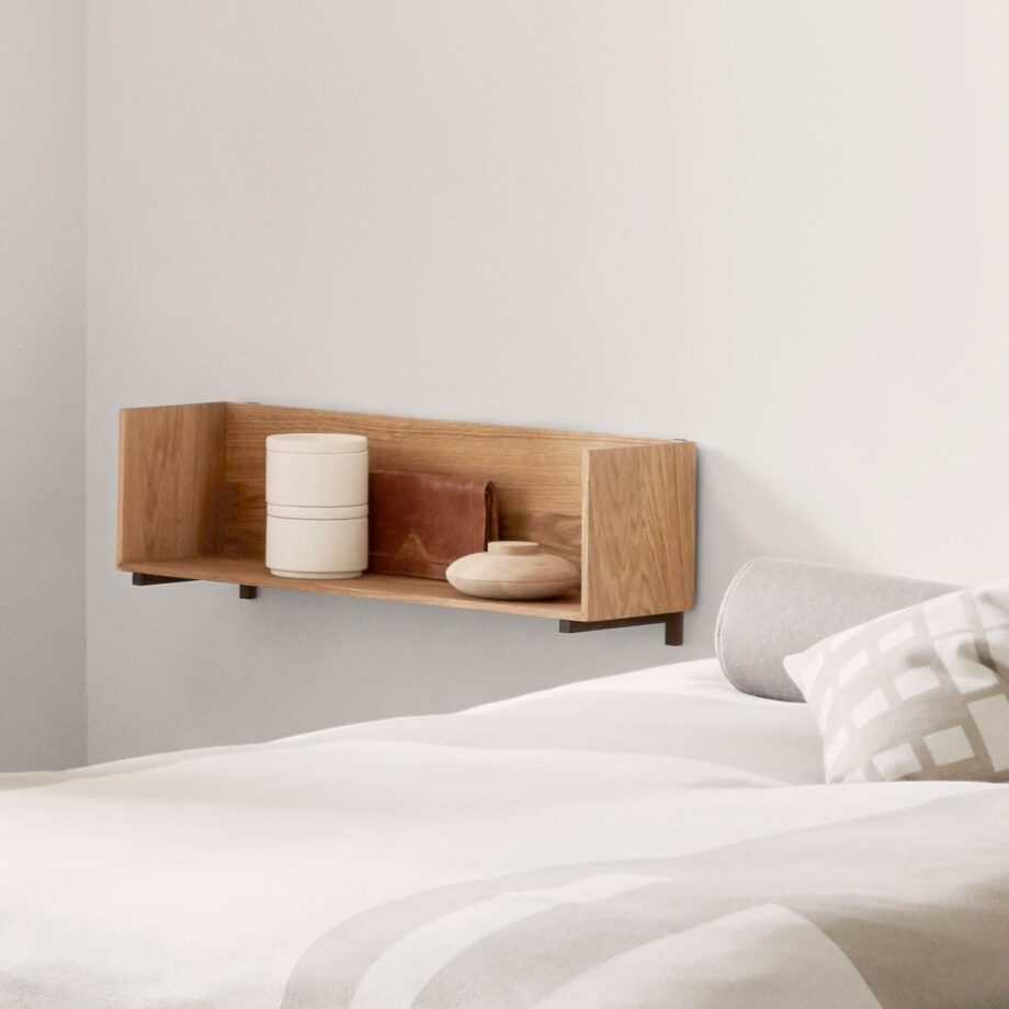 Kristina Dam Stack wandplank in slaapkamer als nachtkastje scandinavisch eikenhout
