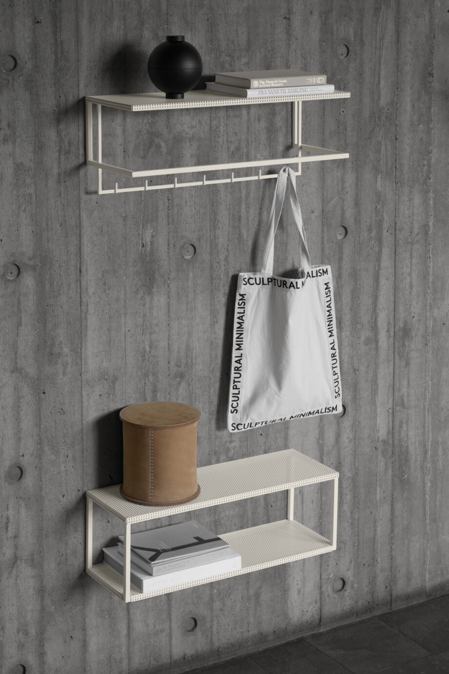 Grid garderobe kapstok en wandkast beige off-white in de gang Kristina Dam Studio