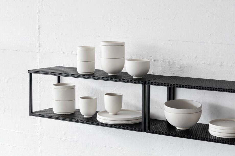 Kristina Dam Studio grid wall shelf wandrek zwart metaal Setomono servies