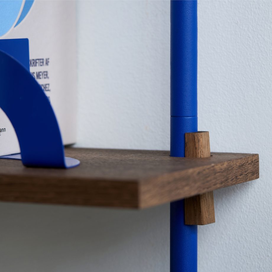 Details Moebe wall shelving gerookt eikenhouten planken en blauwe houders