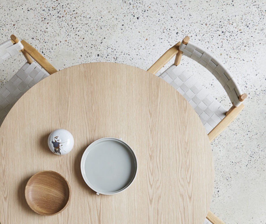 Form and refine Motif Armchair fauteuil Frisbee tafel