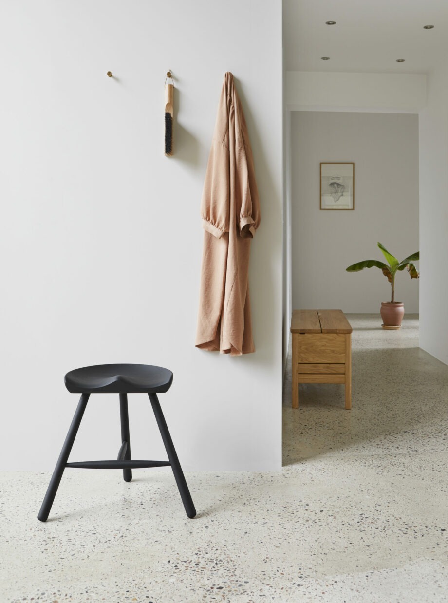 Form & Refine schoemaker chair 49 zwart krukje