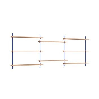MOEBE Wall Shelving 85.3 – multifunctioneel en modulair wandrek met acht eikenhouten planken en blauwe metalen beugels. Scandinavisch design met een luchtige en minimalistische uitstraling, perfect voor elke woon- of werkruimte.