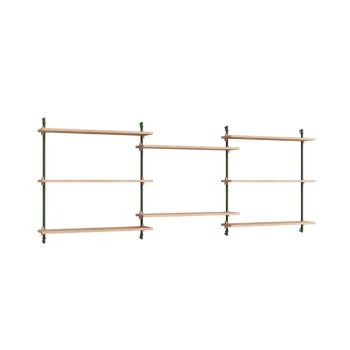 MOEBE Wall Shelving 85.3 – multifunctioneel en modulair wandrek met acht eikenhouten planken en donkergroene metalen beugels. Scandinavisch design met een luchtige en minimalistische uitstraling, perfect voor elke woon- of werkruimte.
