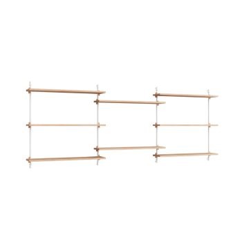 MOEBE Wall Shelving 85.3 – multifunctioneel en modulair wandrek met acht eikenhouten planken en witte metalen beugels. Scandinavisch design met een luchtige en minimalistische uitstraling, perfect voor elke woon- of werkruimte.