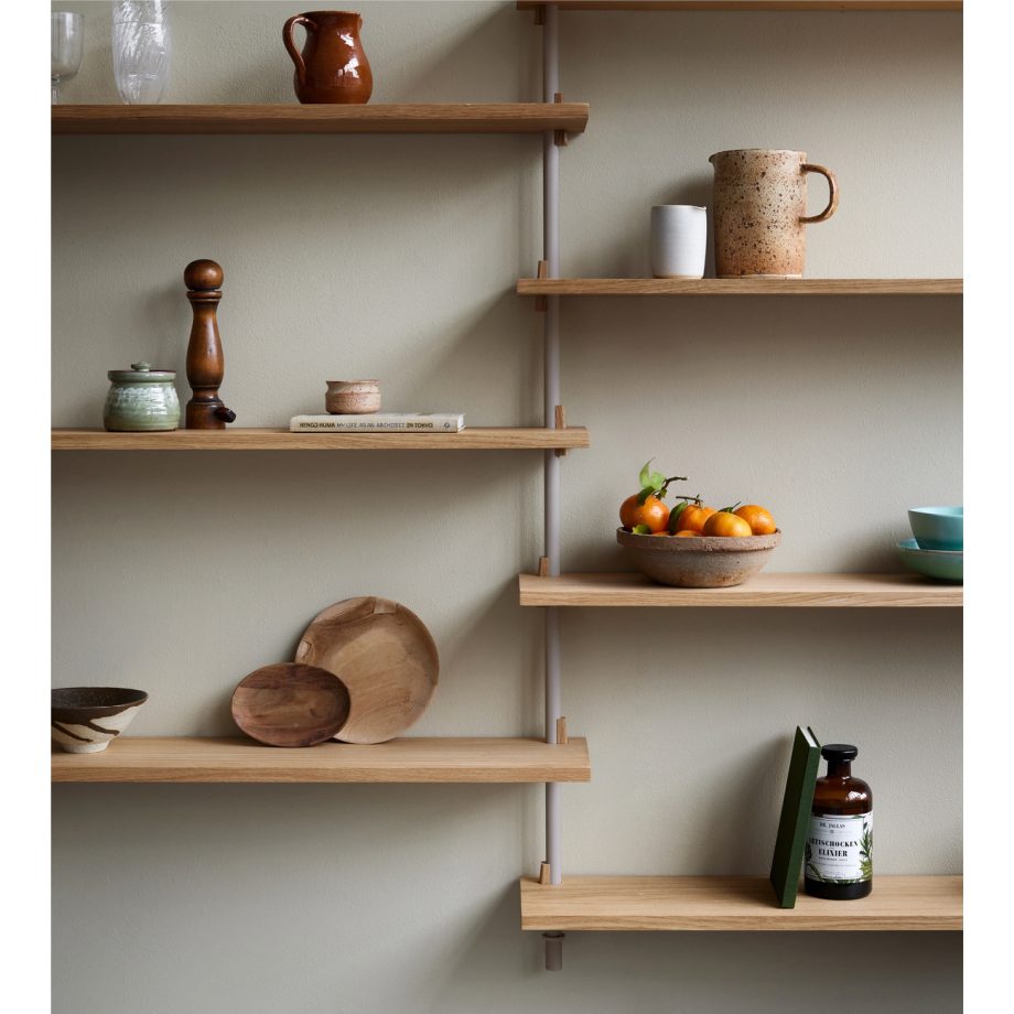 Close up MOEBE Wall Shelving 85.3 - Modulair Wandrek met 8 gerookt Eikenhouten Planken en Beugels