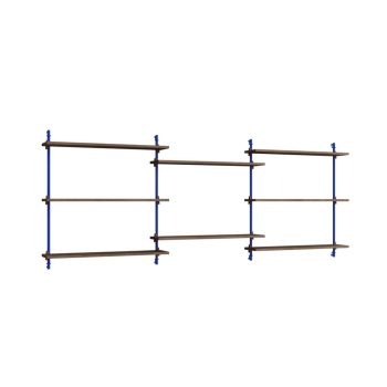 MOEBE Wall Shelving 85.3 – multifunctioneel en modulair wandrek met acht donkerbruine eikenhouten planken en blauwe metalen beugels. Scandinavisch design met een luchtige en minimalistische uitstraling, perfect voor elke woon- of werkruimte.