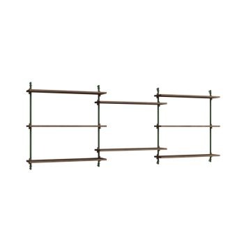 MOEBE Wall Shelving 85.3 – multifunctioneel en modulair wandrek met acht donkerbruine eikenhouten planken en groene metalen beugels. Scandinavisch design met een luchtige en minimalistische uitstraling, perfect voor elke woon- of werkruimte.