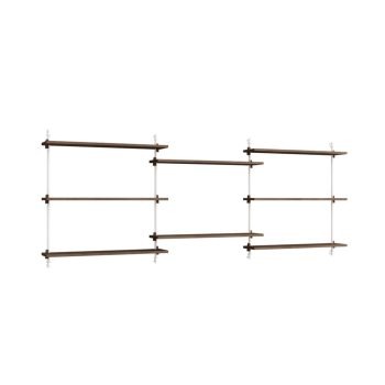 MOEBE Wall Shelving 85.3 – multifunctioneel en modulair wandrek met acht donkerbruine eikenhouten planken en witte metalen beugels. Scandinavisch design met een luchtige en minimalistische uitstraling, perfect voor elke woon- of werkruimte.