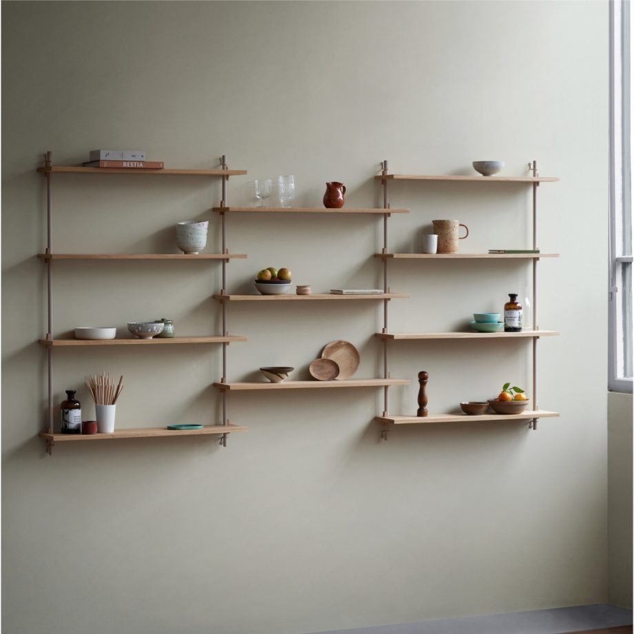 MOEBE Wall Shelving – Scandinavisch modulair wandrek met eikenhouten planken en elegante metalen beugels. Ideaal voor het stijlvol opbergen van servies, decoratie en boeken in de keuken, woonkamer of werkruimte. Minimalistisch design met een luchtige uitstraling.