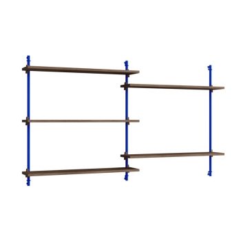 MOEBE Wall Shelving wandrek met gerookt eikenhouten planken en blauwe metalen bevestigingen. Minimalistisch en modulair Scandinavisch design, perfect voor een stijlvol en functioneel interieur.