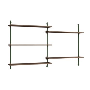 MOEBE Wall Shelving wandrek met gerookt eikenhouten planken en groene metalen bevestigingen. Minimalistisch en modulair Scandinavisch design, perfect voor een stijlvol en functioneel interieur.