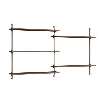 MOEBE Wall Shelving wandrek met gerookt eikenhouten planken en warm grijze metalen bevestigingen. Minimalistisch en modulair Scandinavisch design, perfect voor een stijlvol en functioneel interieur.