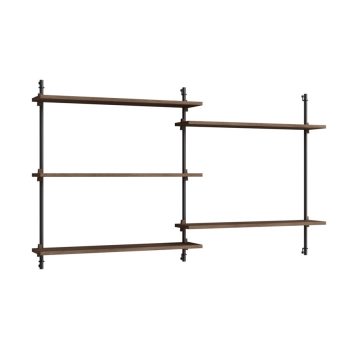 MOEBE Wall Shelving wandrek met gerookt eikenhouten planken en zwarte metalen bevestigingen. Minimalistisch en modulair Scandinavisch design, perfect voor een stijlvol en functioneel interieur.