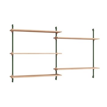 MOEBE Wall Shelving wandrek met eikenhouten planken en groen metalen bevestigingen. Minimalistisch en modulair Scandinavisch design, perfect voor een stijlvol en functioneel interieur.