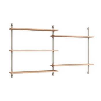 MOEBE Wall Shelving wandrek met eikenhouten planken en warm grijs metalen bevestigingen. Minimalistisch en modulair Scandinavisch design, perfect voor een stijlvol en functioneel interieur.