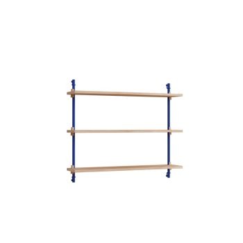 MOEBE Wall Shelving 65.1 – stijlvol wandrek met drie eikenhouten planken en blauwe metalen beugels. Scandinavisch design, perfect voor een moderne en minimalistische inrichting.
