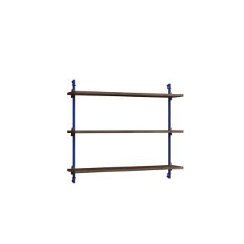MOEBE Wall Shelving 65.1 – stijlvol wandrek met drie gerookt eikenhouten planken en blauwe metalen beugels. Scandinavisch design met een luxe en minimalistische uitstraling, ideaal voor moderne interieurs.