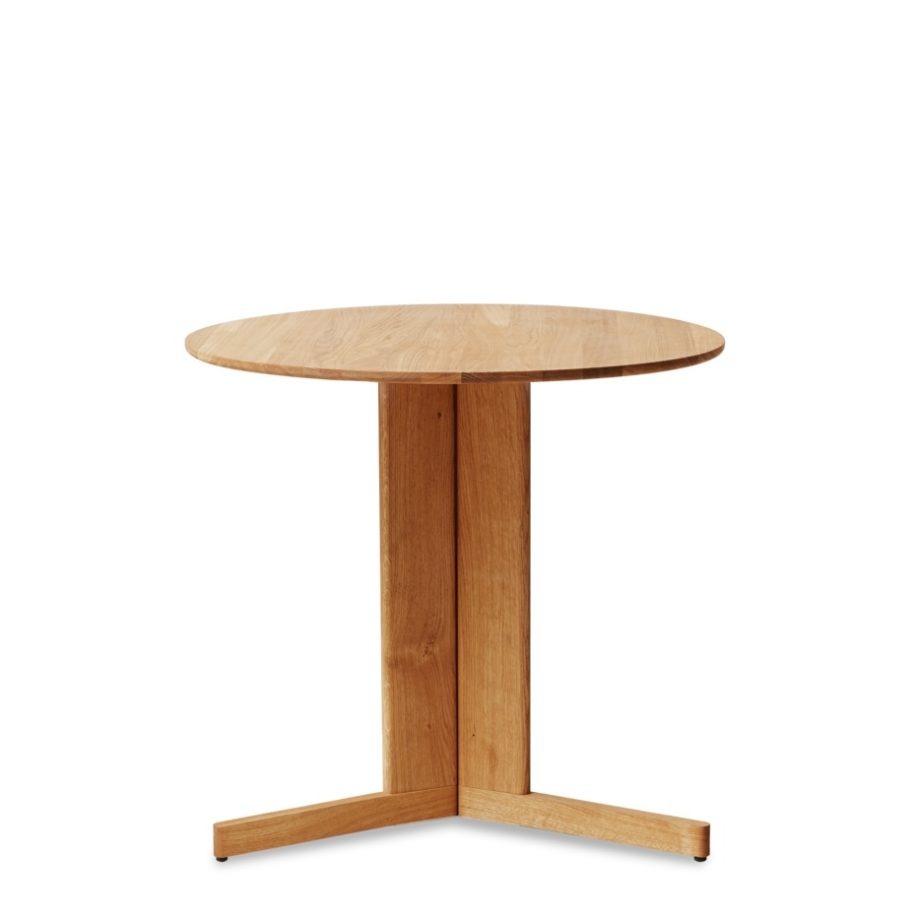 Ronde Trefoil tafel in massief eikenhout van Form and Refine