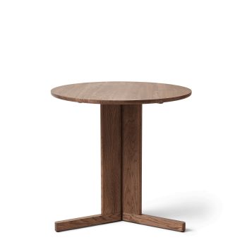 Ronde Trefoil tafel in massief gerookt eikenhout van Form and Refine